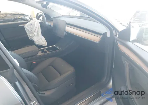 2025 Tesla Model Y Performance Dual Motor All-Wheel Drive z USA, uszkodzony, nr VIN 7SAYGDEF5SA353325